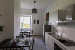 kuchnia ze stołem i jadalnią w obiekcie 108 b&b w mieście Grotte di Castro