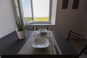 stół jadalny z talerzami i okularami oraz roślina w obiekcie 108 b&b w mieście Grotte di Castro +5 zdjęć