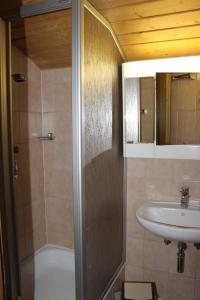 A bathroom at Haus am Mühlanger
