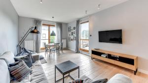 Televízia a/alebo spoločenská miestnosť v ubytovaní Dom & House - Apartamenty Nadmorski Dwór