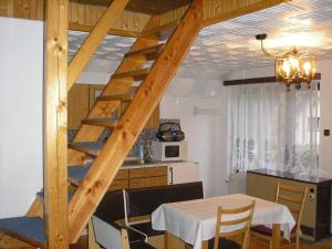ロキトニツェ・ナト・イゼロウにあるBungalow Škrabálekのテーブル付きの客室で、キッチン(木製の階段付)が備わります。
