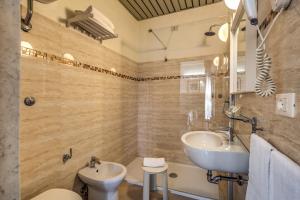 a bathroom with a sink, toilet and bathtub at Hotel Delle Nazioni in Florence