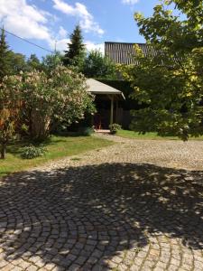 a brick driveway in front of a house at Ferienwohnung Brückner in Auma +4 photos
