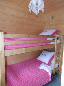 オルシエールにあるChalet de Pont Peyron L'Oursの木造キャビン内の二段ベッド2台