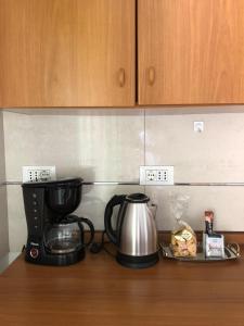 eine Küchentheke mit Kaffeemaschine und Kaffeekanne in der Unterkunft Apartments Ida Cres in Cres