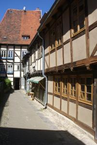 un callejón en un pueblo con un edificio en Ferienwohnung im Schuhhof en Quedlinburg