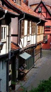 um edifício antigo com uma loja numa rua em Ferienwohnung im Schuhhof em Quedlinburg