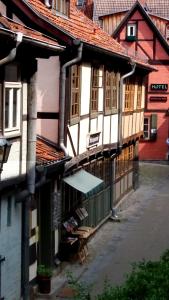 ein altes Gebäude mit einem Laden in einer Straße in der Unterkunft Ferienwohnung im Schuhhof in Quedlinburg