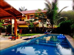 una piscina frente a una casa en Costa Riki Apartments, en Santa Teresa Beach