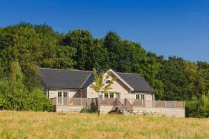 een huis in het midden van een veld bij Ransom Lodge in Chappel