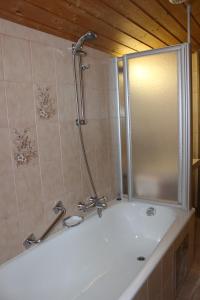 A bathroom at Haus am Mühlanger