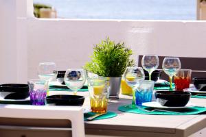 パロス岬にあるSmart Villa Cabo de Palosのワイングラスと皿を盛り付けたテーブル