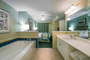 uma casa de banho com uma banheira e um quarto com uma cama em Holiday Inn Club Vacations South Beach Resort, an IHG Hotel em Myrtle Beach