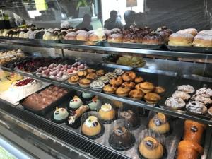 eine Vitrine gefüllt mit vielen verschiedenen Arten von Donuts in der Unterkunft Aglaia B&B in Gallipoli