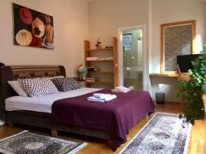 מיטה או מיטות בחדר ב-ZeMoon Apartment