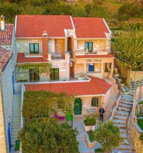 una vista aérea de una casa con techo rojo en Villa Marija, en Podgora