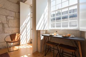 ポルトにあるLovelyStay - Allderman Apartment - Almada 3º Fのキッチン(テーブル、椅子付)、窓