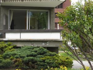une maison avec une fenêtre sur un balcon dans l'établissement L'appart de Serre Che, à La Salle Les Alpes