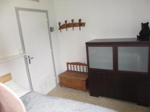 - une chambre avec une commode, un lit et un miroir dans l'établissement L'appart de Serre Che, à La Salle Les Alpes