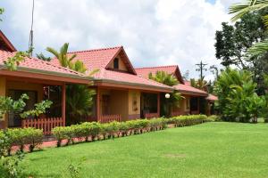 una casa con césped delante en Hotel y Restaurante Las Tablitas, en Alajuela