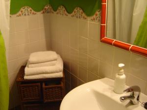 a bathroom with a sink and a mirror and towels at Casa Rural El Encuentro in Villalón de Campos +78 photos