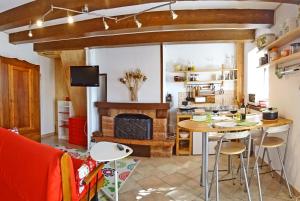 una cucina con tavolo e piano cottura di Casa Paola Holiday studio by Gardadomusmea a Tremosine Sul Garda
