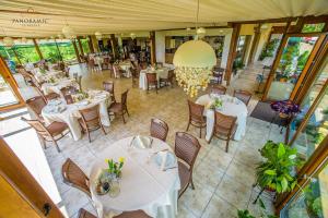 Restaurace v ubytování Panoramic Cetatuie