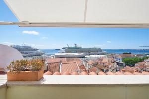 リスボンにあるLisbon Best Choice Apartments Alfamaの船の出るバルコニーから市街の景色を望めます。