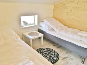 SkarsvågにあるCape Marina Penthouseのベッドとテーブルのある小さな寝室
