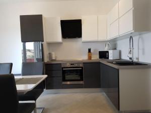 Kuchyň nebo kuchyňský kout v ubytování Apartments Roko Kolinda