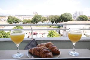 dos vasos de zumo de naranja y croissants en una mesa en City Center Accommodation, en Zadar