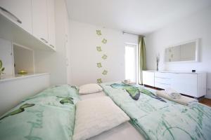 Ένα ή περισσότερα κρεβάτια σε δωμάτιο στο Apartments Mirakul +82 φωτογραφίες