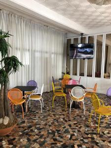 Televízia a/alebo spoločenská miestnosť v ubytovaní Hotel Marlisa Pier