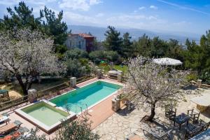 Vista sulla piscina di Kastro Estate o su una piscina nei dintorni