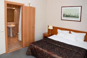 A bed or beds in a room at AZIMUT Hotel Rostov Veliky