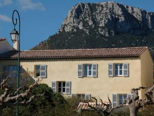 une maison avec une montagne en arrière-plan dans l'établissement Le Vieux Logis Chambres d'Hôtes, à La Farlède