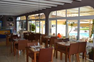 Reštaurácia alebo iné gastronomické zariadenie v ubytovaní Apartments Kione Playa Romana Park