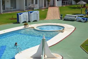 Bazén v ubytovaní Apartments Kione Playa Romana Park alebo v jeho blízkosti