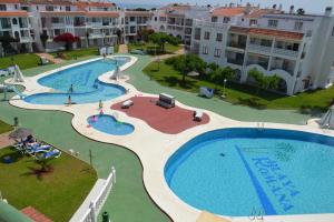 Bazén v ubytovaní Apartments Kione Playa Romana Park alebo v jeho blízkosti