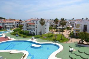 Bazén v ubytovaní Apartments Kione Playa Romana Park alebo v jeho blízkosti