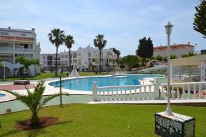 Bazén v ubytovaní Apartments Kione Playa Romana Park alebo v jeho blízkosti