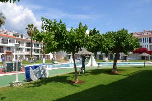 Bazén v ubytovaní Apartments Kione Playa Romana Park alebo v jeho blízkosti