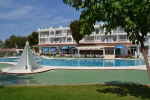Bazén v ubytovaní Apartments Kione Playa Romana Park alebo v jeho blízkosti