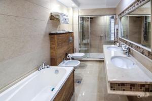 Koupelna v ubytování Hotel Restaurant Vila Ime Voskopoje + 37 fotografií