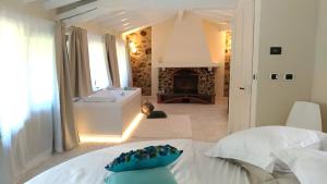 ein Schlafzimmer mit einem Kamin und einem Bett in einem Zimmer in der Unterkunft La Pecora Nera in Rocchetta Nervina
