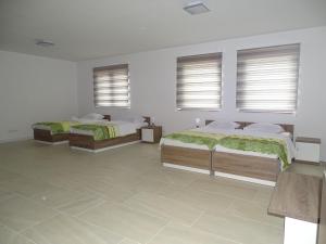 En eller flere senger på et rom på Motel Luxor