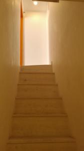 リスボンにあるNew incredible triplex in the very heartのドア付きの部屋の階段