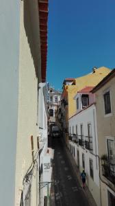 リスボンにあるNew incredible triplex in the very heartの市街地の建物のある狭い通りの景色