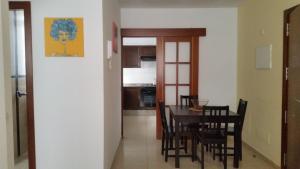 アレシーフェにあるPiso Arrecife Centro Aのダイニングルーム、キッチン(テーブル、椅子付)