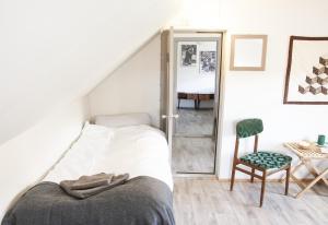 Fossardalur Guesthouse房間的床